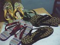 Chinelos bordados com fita